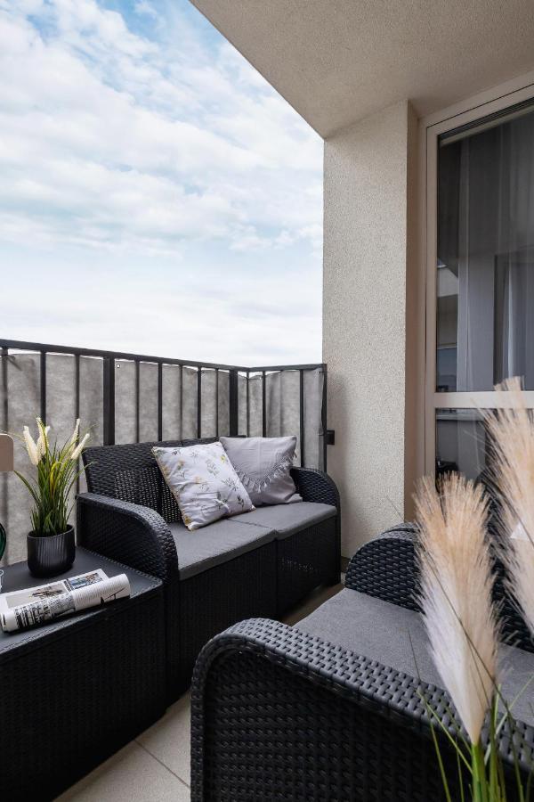 Osiedle Avia Harmonious Apartment With Balcony & Parking Cracow By Renters Prestige Krakow Exterior photo
